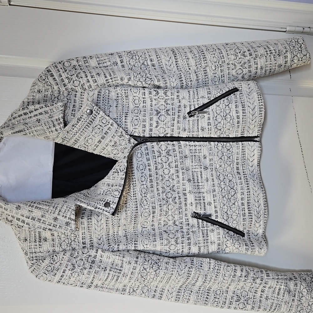⚫⚪ Adrienne Vittadini Black & White Patterned Asymmetrical Zip Jacket